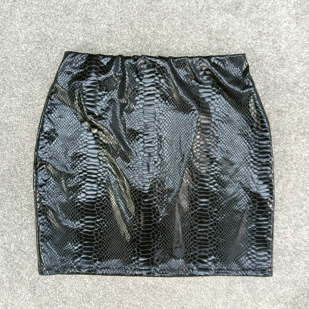BOOHOO BLACK CROC PU MINI SKIRT PELMET SHINY FAUX WET LEATHER Y2K UK 10 BNWT - Picture 1 of 3